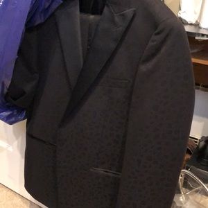 Calvin Klein
Slim-Fit Tonal Leopard-Print Tuxedo